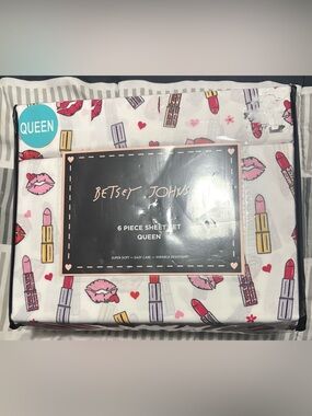 Betsey Johnson White Sheet Set with Pink & Red Lipstick Kiss Print